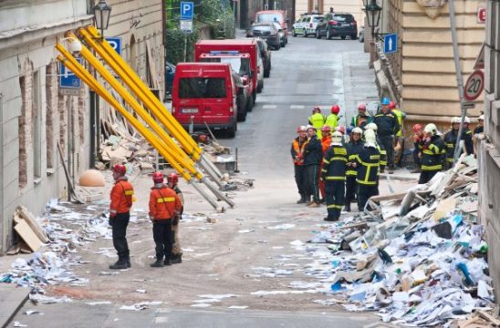 Feuerwehrleute in den Trümmern des explodierten Gebäudes in Prag