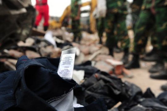 Ein Rest eines Kleidungsstücks der Marke Primark in den Trümmern des eingestürztes Gebäudekomplexes