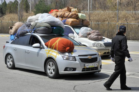 Mit Waren beladene Autos in der GrenzstadtPaju, in der Nähe des Industrieparks Kaesong