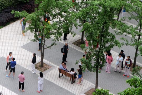 Menschen in Chongqing spenden sich gegenseitig Trost nach dem Erdbeben