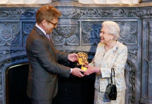 "Bond Girl" Queen Elizabeth erhält einen Ehren-Bafta