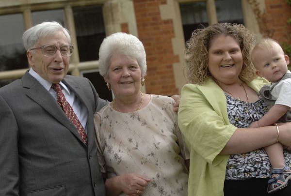 Robert Edwards, Lesley Brown, Louise Joy Brown, erstes "Retortenbaby" der Welt, und ihr Sohn Cameron (12.7.2008)