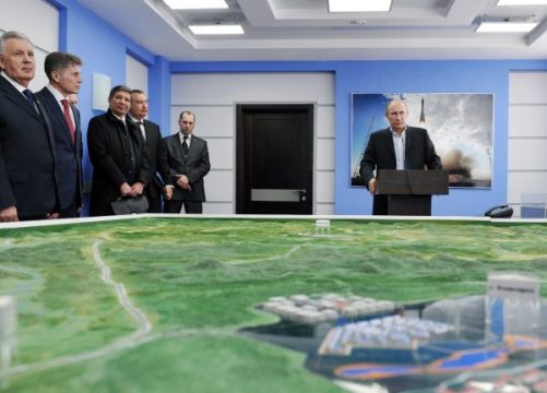 Kremlchef Wladimir Putin macht sich ein Bild des künftigen Kosmodroms