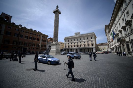 Nach der Schießerei vor dem Amtssitz des italienischen Premiers sperren Polizisten den Platz ab