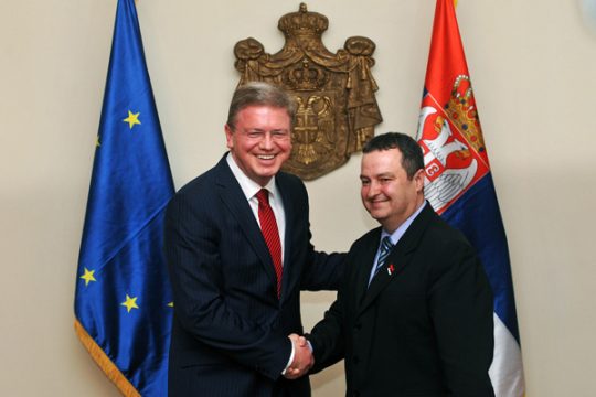 EU-Kommissar für Erweiterung Stefan Füle mit Serbiens Premier Ivica Dacic (25. April)