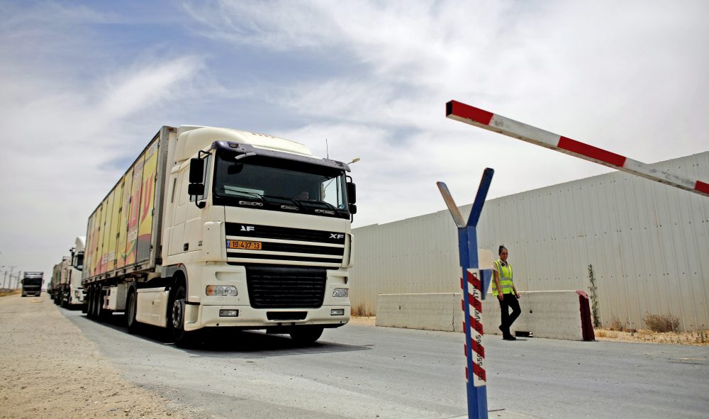 LKW vor Warenübergang Kerem Schalom (2010)