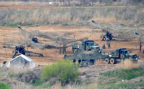 Südkoreanische Soldaten bei einer Übung mit 105-mm-Haubitzen in der Nähe von Paju