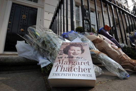 Trauer um Margaret Thatcher: Blumen und Widmungen vor ihrem Haus in London