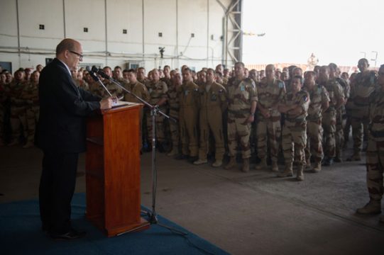 Der französische Verteidigungsminister Jean-Yves Le Drian beim Truppenbesuch in Mali