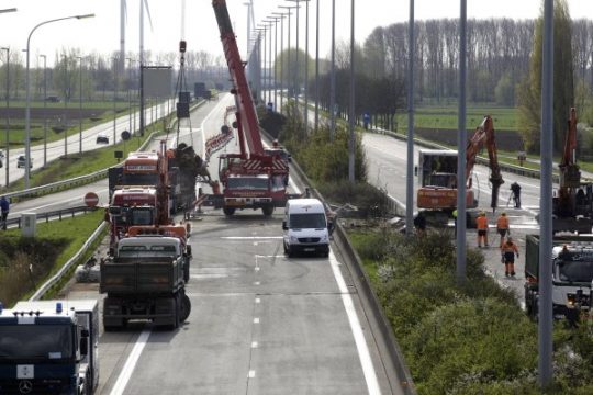 Aufräumarbeiten auf der E34 bei Vrasene (27.4.)