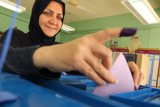 Wahlen in Irak - Frau gibt Stimme in Bagdad ab