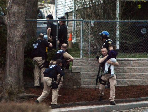 Beamte dringen zum vermeintlichen Versteck des zweiten Boston-Attentäters in Watertown und evakuieren die Menschen