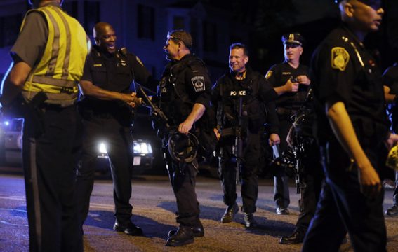 Zufriedene Polizisten und Mitglieder des SWAT