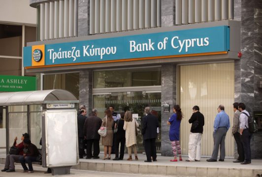 Lange Warteschlange vor einer Filiale der Bank of Cyprus in Nikosia (2. April)