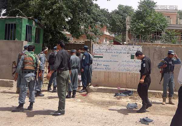 Polizisten untersuchen den Tatort in Pul-e-Khumri in der Provinz Baghlan