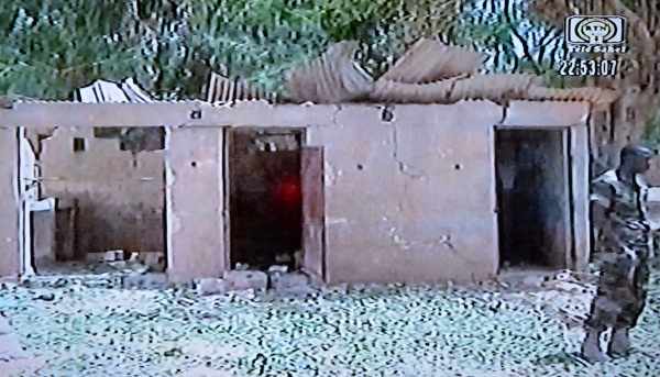 Videoaufnahme eines zerstörten Gebäudes im Militärcamp in der Stadt Agadez