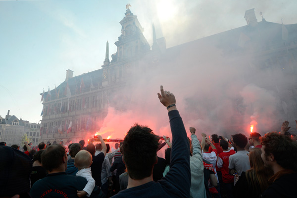 FC-Fans protestieren vor dem Antwerpener Rathaus