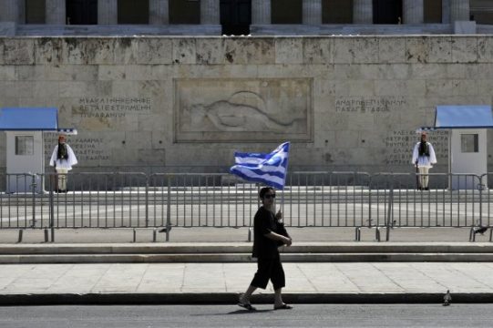 Frau vor Parlament in Athen am 1. Mai