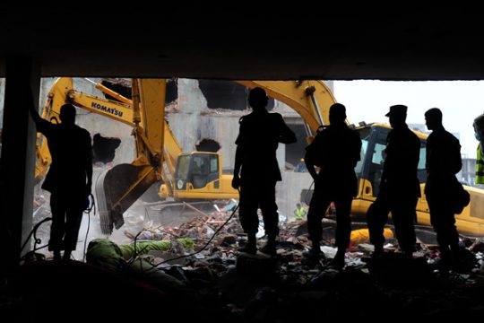 16 Tage nach Fabrikzinsturz in Bangladesch: Helfer bergen eine Überlebende