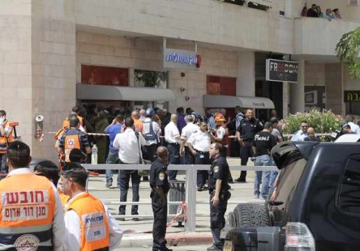 Fünf Tote bei Banküberfall in Israel - Polizei und Rettungskräfte vor der Bank
