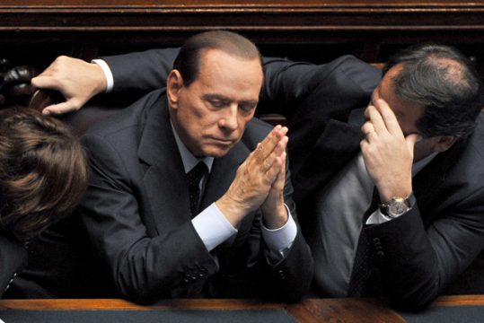 Ob beten noch hilft? Silvio Berlusconi im Parlament (September 2011)