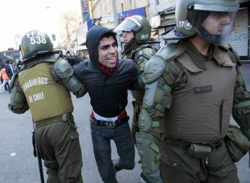 Auseinandersetzung zwischen chilenischen Demonstranten und Polizisten