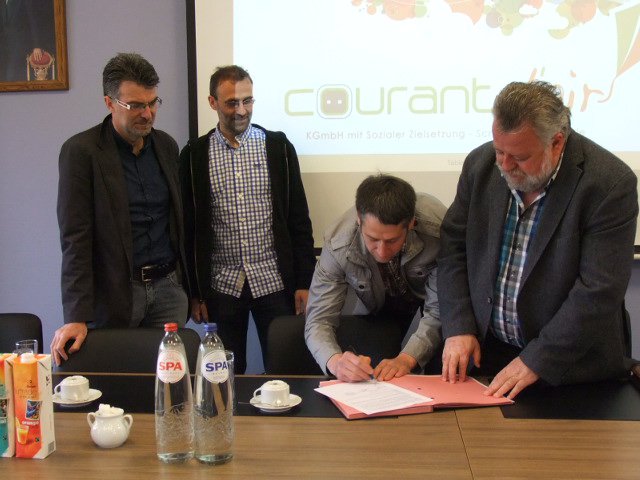 Stany Noël (Gemeinde Weismes), Mario Heukemes und Achim Langer (Genossenschaft Courant d'Air) und Bürgermeister Daniel Stoffels