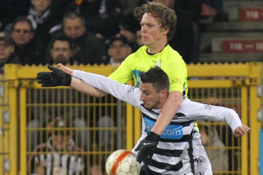 Romeo Debefve im Zweikampf mit Danijel Milicevic (Charleroi - AS Eupen, März 2012)