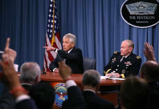 US-Verteidigungsminister Chuck Hagel und US-Generalstabschef Martin Dempsey sprechen mit Journalisten