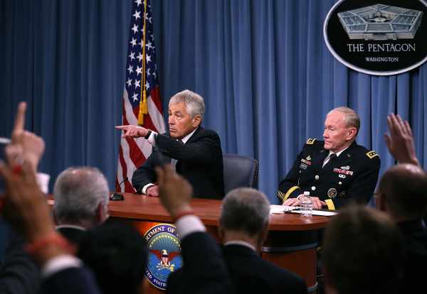 US-Verteidigungsminister Chuck Hagel und US-Generalstabschef Martin Dempsey sprechen mit Journalisten