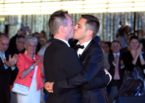 Hochzeitskuss: Vincent Autin und Bruno Boileau sind Frankreichs erstes Homo-Ehepaar
