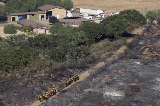 Die Feuerwehr konnte ein übergreifen der Flammen auf diesen Hof in Camarillo verhindern