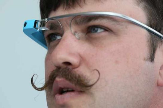 Google-Ingenieur Ian McKellar mit der Computer-Brille Google Glass