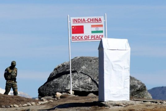 Indischer Soldat am Bumla-Pass an der Grenze zwischen China und Indien