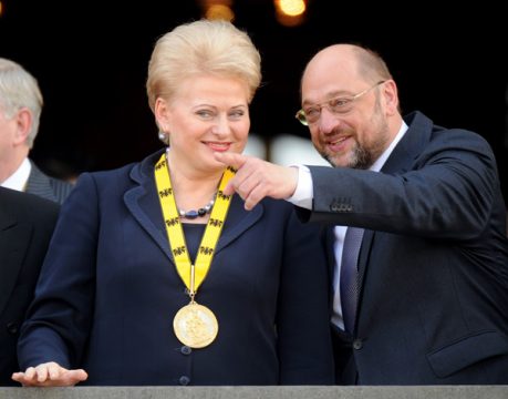 Karlspreis-Trägerin Dalia Grybauskaite mit EU-Parlamentspräsident Martin Schulz