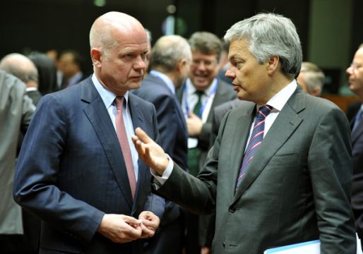 Der britische Außenminister Hague im Gespräch mit Außenminister Reynders