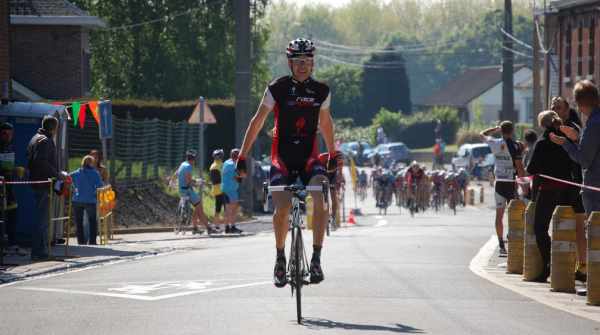 Radsportler Michael Hilgers gewinnt das Amateurstraßenrennen über 80 Kilometer in Geer