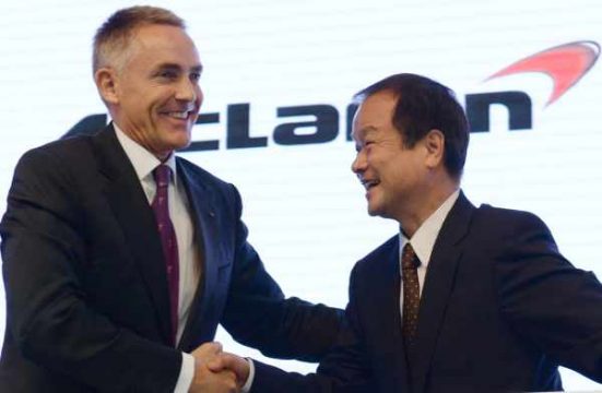 McLaren-Teamchef Martin Whitmarsh und Honda-Präsident Takanobu Ito in Tokio