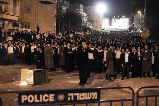 Tausende ultraorthodoxe Juden demonstrieren in Jerusalem gegen Wehrpflicht