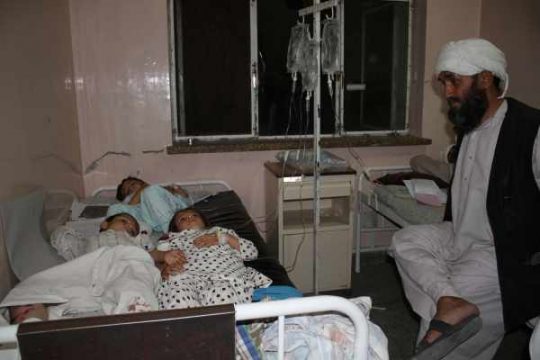 Bei einem Doppel-Bombenanschlag in Kandahar verletzte Kinder werden von einem Afghanen betreut