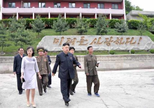 Kim Jong-Un (mit seiner Frau Ri Sol-Ju (l.)) sieht keine Gefahr in den Raketenabschüssen