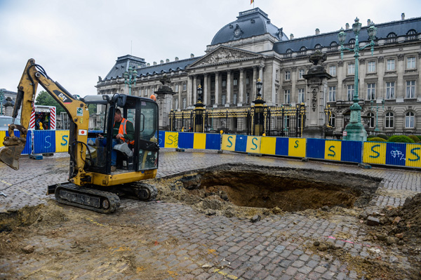 Vor dem Königspalast in Brüssel klafft ein großes Loch