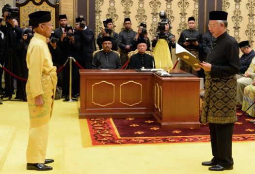 Premierminister Najib Razak (r.) liest König Abdul Halim Mu'adzam Shah (l.) seinen Eid vor