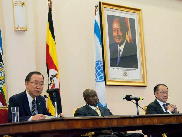 Ban Ki Moon, Ugandas Präsident Yoweri Museveni und Weltbank-Präsident Jim Yong Kim (vlnr)