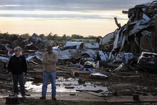 Tornado in Oklahoma: Chris Combs und ihr Mann Jimmy begutachten den Schaden an der Grundschule Briarwood in Moore