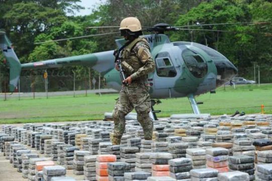 Panamas Sicherheitsbehörden bewachen das sichergestellte Kokain