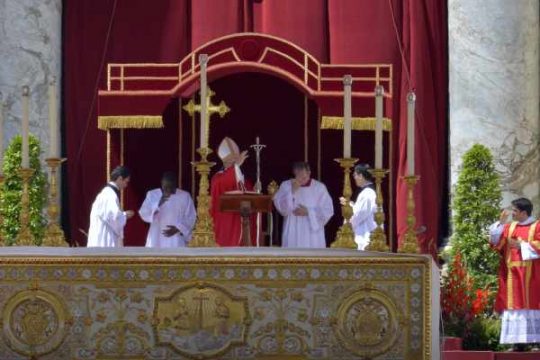 Papst Franziskus feiert die Pfingstmesse