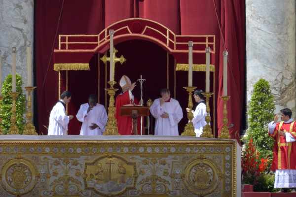 Papst Franziskus feiert die Pfingstmesse