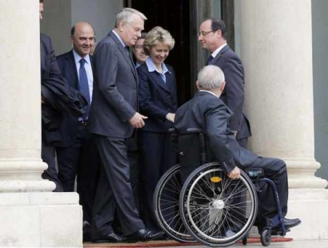 Pierre Moscovici, Jean-Marc Ayrault, Ursula von der Leyen, Wolfgang Schaeuble und François Hollande (vlnr)