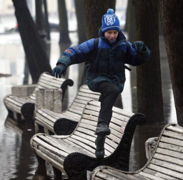 Ordnungsstrafen: Über Parkbänke hüpfen könnte teuer werden